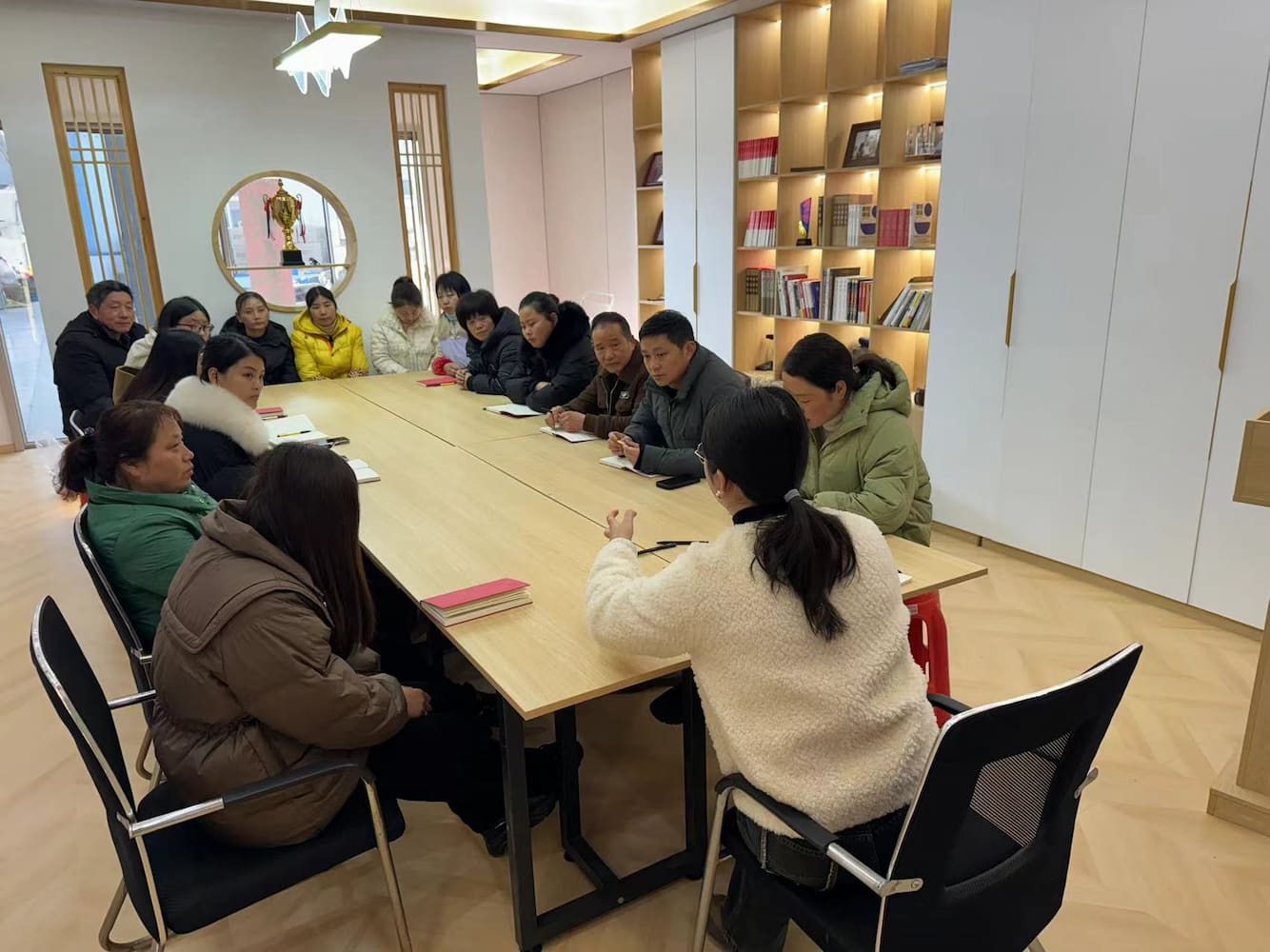 ¡El 1 de marzo, todos los empleados de Xinhang Company celebraron la primera reunión del año!